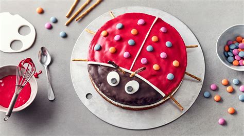 Marienkäfer-Torte mit Fondant, Smarties, Früchten als Deko