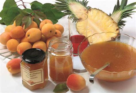 Marillen und Ananas auf Brett, Zutaten für Marmelade
