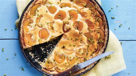 Marillen-Pistazien-Grießtorte mit karamellisierten Pistazien