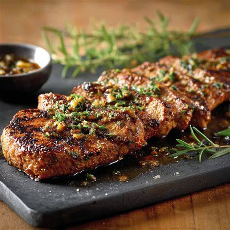 Marillenchutney mit Kräutern neben gegrilltem Fleisch