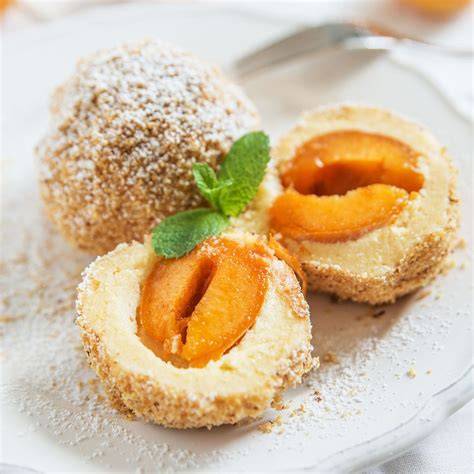 Marillenknödel mit Aprikosenfüllung