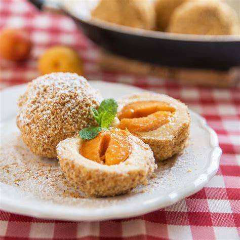 Marillenknödel mit Nougatfüllung auf Teller angerichtet