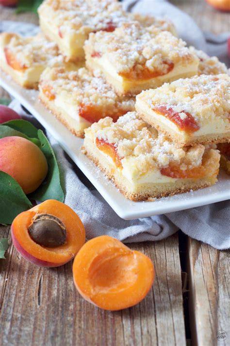 Marillenkuchen mit Streusel, frische Marillen und Zutaten