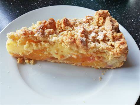 Marillenkuchen mit Streusel auf Blech