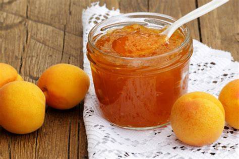 Marillenmarmelade im Topf während des Kochens