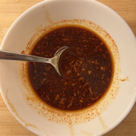 Marinade in Schüssel mit Honig und Gewürzen