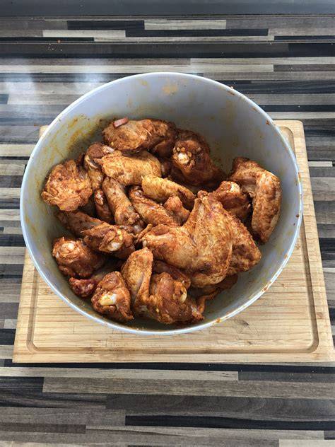 Marinierte Chicken Wings in Schüssel