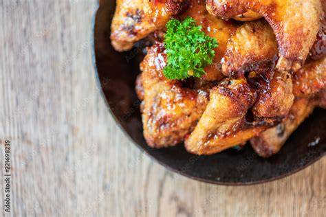 Marinierte Chicken Wings in einer Schüssel, Nahaufnahme