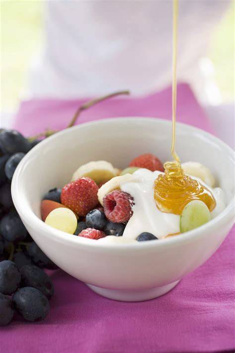 Marinierter Obstsalat mit Joghurt und Honig
