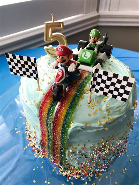 Mario Kart Torte mit Rennstreckendeko und Fondantfiguren