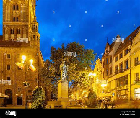 Marktplatz in Torun mit Nikolaus Kopernikus-Denkmal und Rathaus