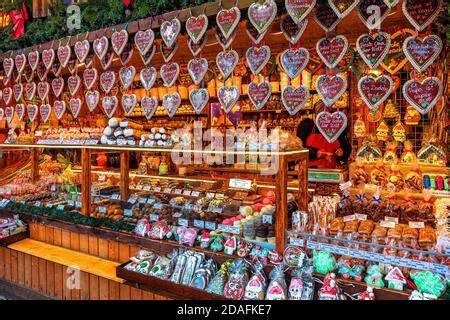 Marktstand mit Magenbrot und Lebkuchen