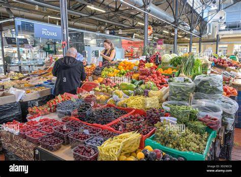 Marktstand mit Marmeladengläsern und Bauernmarkt-Szene