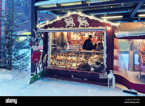 Marktstand mit finnischen Honigen auf Weihnachtsmarkt