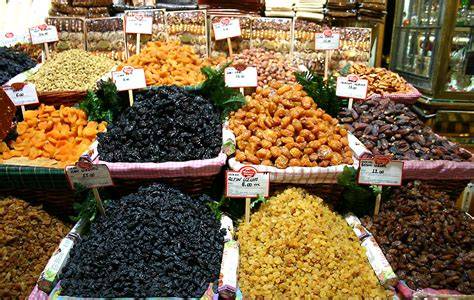 Marktstand mit südafrikanischen Aprikosen und Pflaumen
