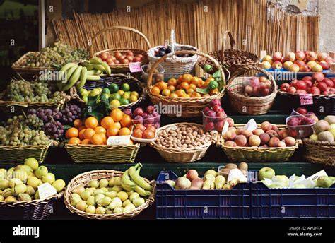 Marktstand mit tropischen Früchten und Gewürzen
