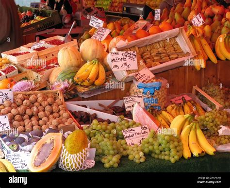 Marktstand mit verschiedenen Feigensorten
