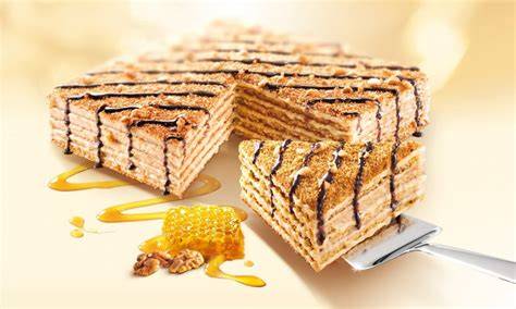Marlenka Torte auf einer Kaffeetafel