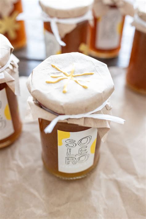 Marmelade als kreatives Geschenk: Bastelidee mit Etiketten und Juteband
