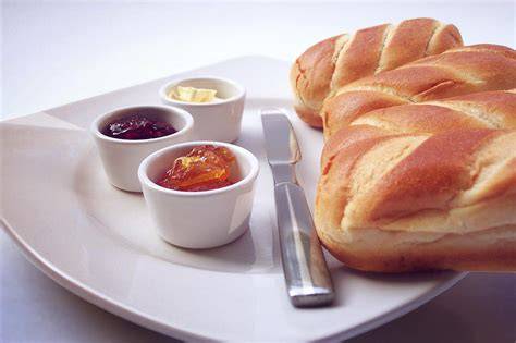 Marmelade auf Brötchen: Genuss beim Frühstück