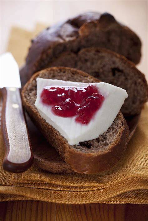 Marmelade auf Brot mit Käse