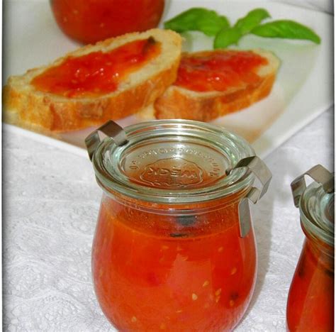 Marmelade auf frischem Baguette serviert