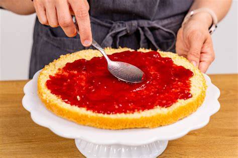 Marmelade auftragen auf Tortenboden