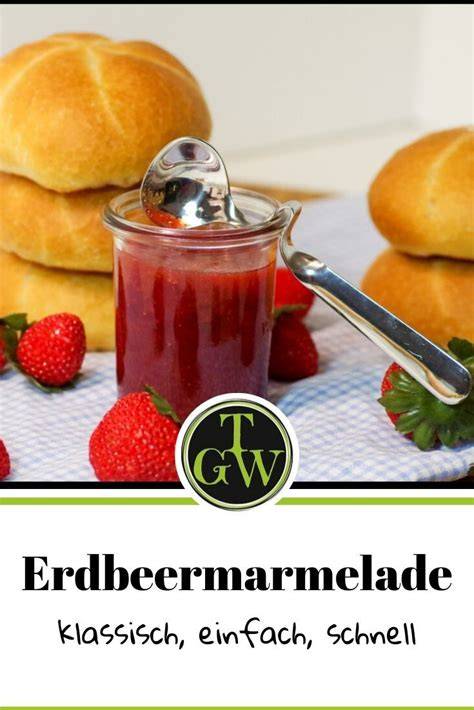 Marmelade aus gefrorenen Erdbeeren in Gläsern
