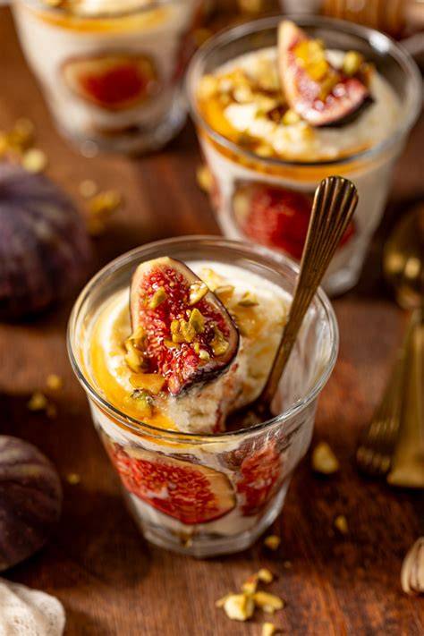Marmelade aus grünen Feigen im Glas, angrichtet mit frischen Feigen und Zitrone