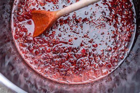 Marmelade durch feines Sieb passieren