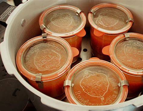 Marmelade einkochen im Topf