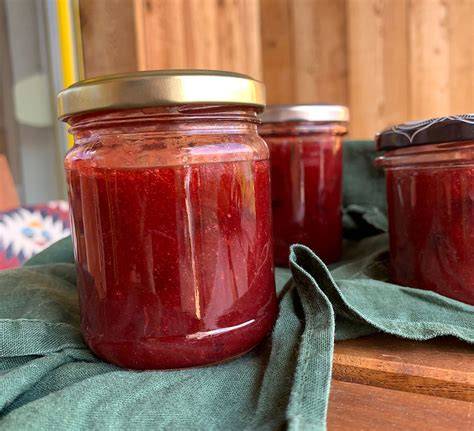 Marmelade einkochen und Gläser sterilisiert