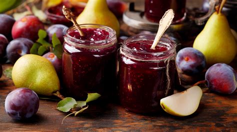 Marmelade im Glas mit Aroniabeeren und Birnen