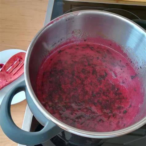 Marmelade im Topf umrühren