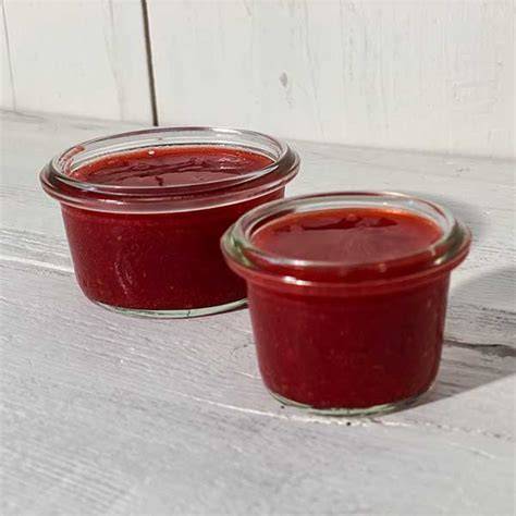 Marmelade im Weckglas auf Backblech im Ofen