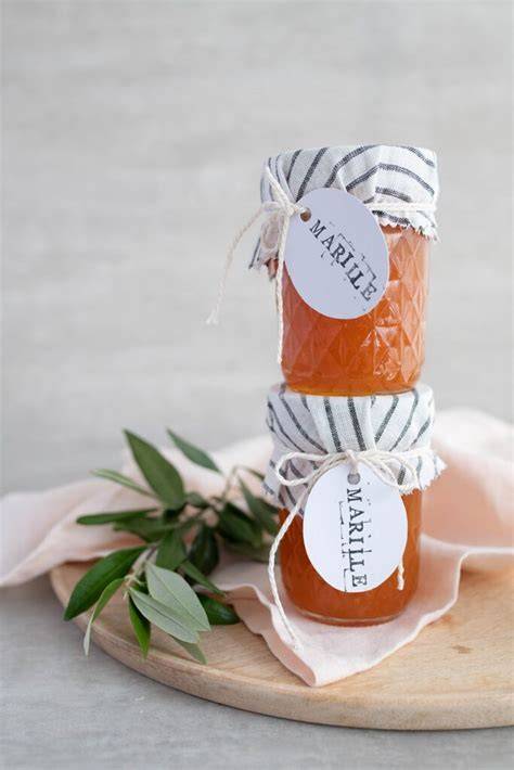 Marmelade in Gläsern mit Sommerfrüchten
