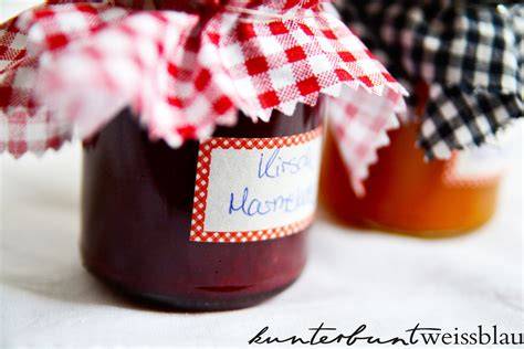 Marmelade in Gläsern und Flotte Lotte in der Anwendung