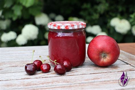 Marmelade in Schraubgläsern frisch abgefüllt