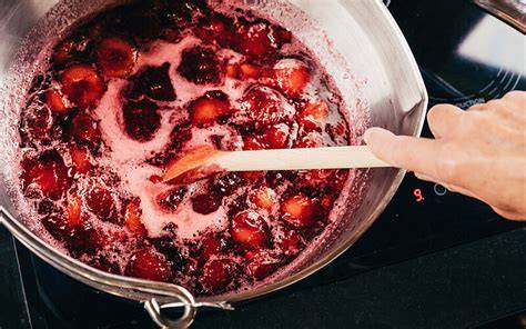 Marmelade kochen im breiten Topf