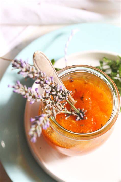 Marmelade kochend im Topf mit Teefilter für Lavendel