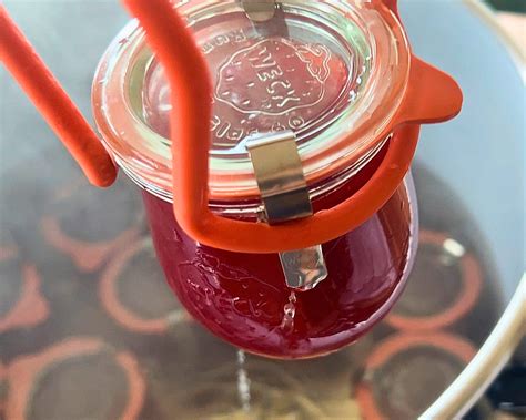 Marmelade leicht erwärmen im Wasserbad