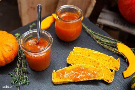 Marmelade mit Kürbis und Äpfeln in Gläsern