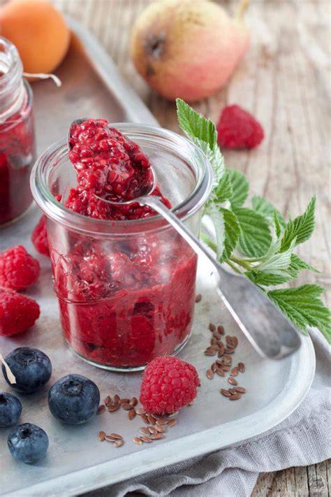 Marmelade mit Leinsamen und Beeren in Gläsern