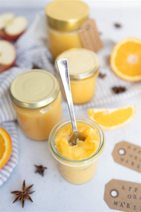 Marmelade mit Marzipan im Glas