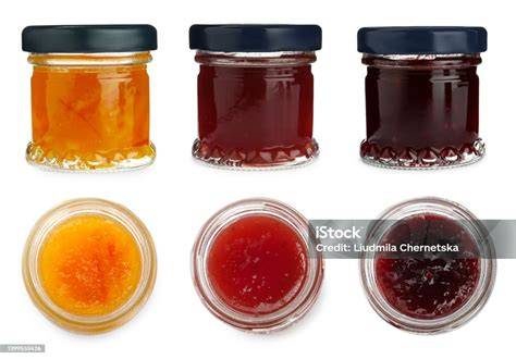Marmelade mit verschiedenen Konsistenzen in Gläsern