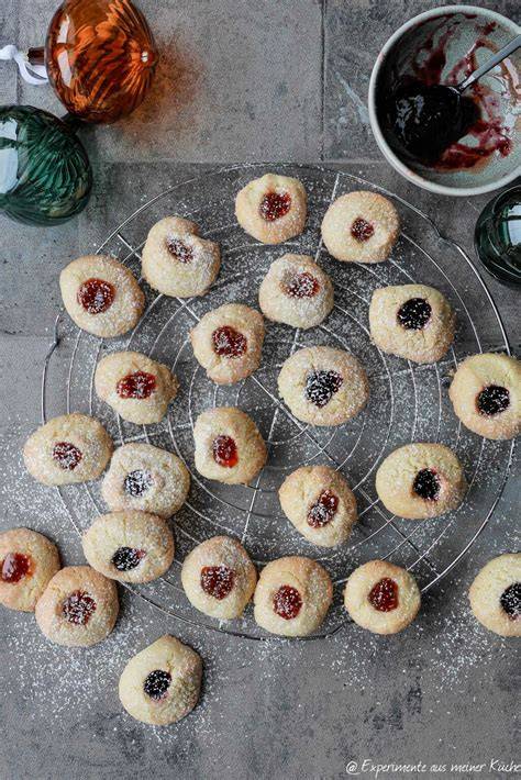 Marmelade richtig verteilen: Mulde bei Husarenkrapfen, Bestreichen bei Spitzbuben