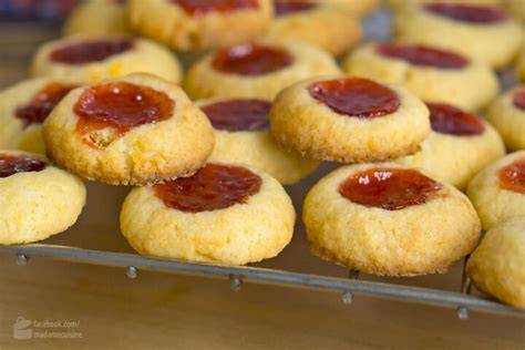 Marmeladen-Kekse mit Mulde und Marmeladenfüllung vor dem Backen