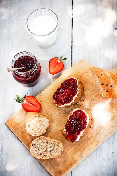 Marmeladenbrot mit Erdbeer-Kiwi-Marmelade