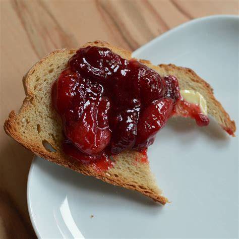 Marmeladenbrot mit Kirschmarmelade