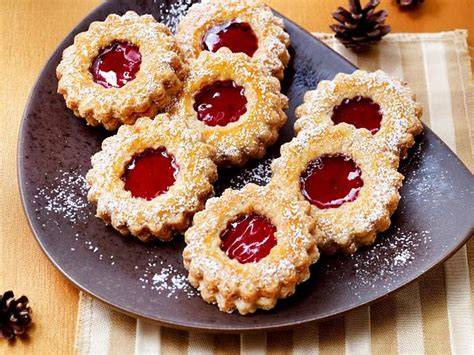 Marmeladenfüllung in Spritzbeutel für Linzer Plätzchen